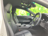 運転席まわりは前方を見渡しやすく、シートに腰掛けた際も落ち着いて過ごせる空間です。手の届きやすい位置にまとまったセンターコンソールも日々の移動に便利です。
