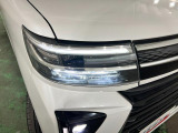 白く明るい光で夜間走行をサポートするLEDヘッドランプを搭載