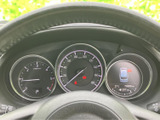 速度やエンジン回転数などを確認できるメーターがまとまり、運転中に必要な情報を把握しやすい配置です。中央の表示に加え、左右の表示も視線を大きく動かさず確認できます。