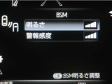 隣車線を走る車両をレーダーで検知し、ドアミラーでは確認しにくい後側方エリアに存在する車両に加え、急接近してくる車両も検知します。車両を検知するとドアミラーに搭載されたLEDインジケーターが点灯します。