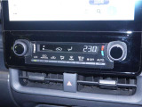 【オートエアコン】設定した温度になるように車が自動で風量や吹き出し口、冷暖房の強さを調整してくれるエアコンです。一度温度を設定すれば、自動で快適な室温を保ってくれるので運転に集中しやすいですよ♪
