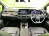 運転席から助手席まで見渡しやすく、前方の視界も広々と感じられる空間です。シートは身体を預けやすい形状で、落ち着いた色合いとすっきりした室内が毎日の移動を心地よく支えます。