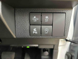 運転席の下部に、安全支援機能の設定スイッチが集約されています。