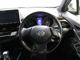 各操作スイッチなどもハンドルから手を放すことなく操作可能で安全運転に支援いたします!