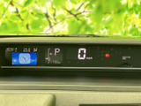 速度やシフト位置などの走行に関する情報を、運転席から確認しやすい配置です。時計表示も備わり、必要な情報をひと目で把握しやすく、日々の運転を支えます。