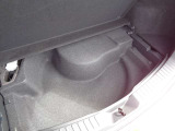 ラゲッジフロア下にサブトランクを備えています。散らかりがちな洗車道具や小物をすっきり整理して収納できるため、荷室を広く保ちやすく、日常の買い物から旅行まで幅広く活躍する実用的な設計です。
