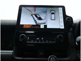サイドクリアランスビュー表示中に、旋回時の運転操作に合わせて自動で車両を斜め後方から見たような映像を表示。