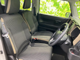 前席は左右にゆとりを感じる配置で、窓からの視界も広く、運転席と助手席それぞれで落ち着いて過ごせます。柄入りのシートが室内にほどよい表情を添えています。
