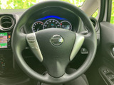 手元にスイッチが配置され、運転姿勢を大きく変えずに必要な操作を行いやすい仕様です。握りやすい形状で、メーターや前方を見ながら使える点も日常で便利です。