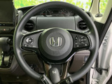 手元に各種スイッチを備え、運転姿勢を大きく変えずに必要な操作へアクセスできます。メーターもステアリング越しに確認しやすく、毎日の運転で扱いやすさを感じられる室内です。