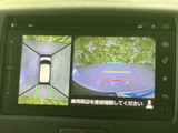 車両周辺を上から見た映像と後方の映像を画面で確認でき、駐車時の周囲確認をサポートします。目視と組み合わせて周辺の状況を把握しやすく、狭い場所での駐車にも心強い装備です。