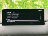 ソース一覧からテレビを選択でき、停車中に番組や映像を楽しめます。表示が整理されていて選択肢を確認しやすく、休憩時間の車内で過ごすひとときにも便利な装備です。