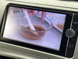 テレビ番組を画面いっぱいに映し出せるため、停車中の休憩時間にも映像を楽しめます。大きく見やすい表示で、放送を視聴したい時に使える車内装備です。