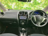 センター部分には画面が配置され、運転席から確認しやすい位置です。バックモニターとして駐車時の周囲確認に活用でき、車内のスイッチ類もまとまっていて便利です。