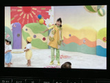 映像を大きく表示できる車載テレビを備え、停車中の休憩時間には番組を見ながらゆったり過ごせます。画面が見やすく、同乗者との待ち時間を快適にする便利な装備です。