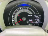 視認性の高いメーターで、速度やエンジン回転数を一目で確認できます。運転に集中できる、シンプルで機能的なデザインです。