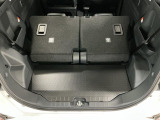 【ラゲージフロア】お客様に気持ち良く乗っていただけるよう、工具を使わず取り外せる部品は全て取り外し清掃しております。シート可動の場合は、シートを動かし裏側まで清掃を行っております。