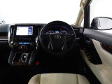 視界良好、操作しやすい運転席です。