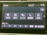 目的地検索や電話番号、住所などの項目が画面に並び、行き先に合わせて選びやすい構成です。自宅登録や履歴も表示され、日々の移動を支える便利な案内機能を活用できます。