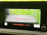 後方の様子を画面で確認でき、駐車時や車庫入れの際に周囲を把握するのに役立ちます。映像を確認しながら、実際の周囲の安全もあわせてご確認ください。