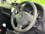 握りやすいステアリングは、運転操作をスムーズにします。スポーティなデザインが、ドライビングへの情熱を掻き立てます。快適なドライビングを。