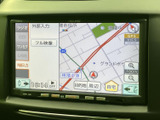 地図と目的地周辺の情報が画面に表示され、現在地を確認しながら行き先を探せます。画面上の案内表示や操作項目も見やすく、初めての場所へ向かう際にも頼れる装備です。