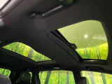 【サンルーフ】開放感たっぷりの希少装備、サンルーフが装着されています!車内に明かりを取り入れたり景色を楽しむ以外にも、車内の空気も簡単に換気できて快適です!