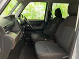 ゆとりある座席と見通しのよい前方視界で、運転席・助手席とも落ち着いて過ごせる室内。窓から光が入り、日常のお出かけにも心地よくお使いいただけます。