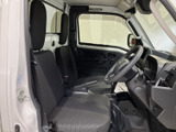 乗り降りの際に目に入る運転席まわりは、視界を遮りにくいすっきりした空間です。座席と足元にゆとりがあり、日々の移動も落ち着いて過ごせます。