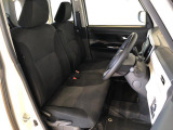 運転席の座面高さを調整できるシートリフターが付いています。フロントシートはベンチシートを採用で、座面も広く使い勝手もいいですよ♪