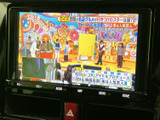 テレビ番組を画面で視聴でき、停車中の待ち時間を過ごす際にも便利な装備です。表示内容を確認しやすい画面で、休憩時などに映像を楽しめます。視聴は停車中にご利用ください。