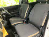 柄入りのシートに明るい差し色を組み合わせた前席は、車内に落ち着いた印象を与えます。窓からの見通しもよく、運転席と助手席のどちらからも周囲を確認しやすい空間です。