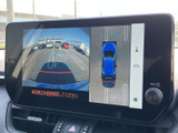 後方カメラの映像に加え、車両を上から見た周囲の表示も確認できます。駐車時の後方や周辺の状況把握に役立ちますので、目視でも周囲を確認しながらご利用ください。