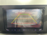 【バックモニター】後ろのカメラの映像をモニターに映し出すことができます!後方の見えない死角や、障害物との距離感をしっかり確認することができます!駐車が苦手な方におすすめです。