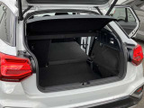 開口部が低く設定されているので、荷物の積み下ろしがスムーズに行えます。更に分割可倒式リアシートの採用でシートのバックレストを倒すと、大きく長い荷物も積み込めます。