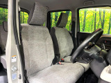 運転席まわりには十分なスペースがあり、大柄な方でもゆったり運転していただける環境です。