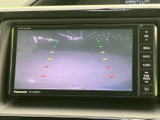 後方の映像と目安となるガイドが表示され、駐車時の周囲確認をサポートします。車庫入れや狭い場所での切り返しなど、日常の駐車で役立つ装備です。