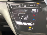 【オートエアコン】一度お好みの温度に設定すれば、車内の温度を検知し風量や温度を自動で調整。暑い&hellip;寒い&hellip;と何度もスイッチ操作をする必要はありません。快適な車内空間には必須の機能ですね♪