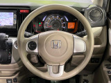 インテリアに合わせたデザインのステアリングは、運転される方のことも考え、運転しやすい形状、大きさです。是非一度、実際に触ってお確かめください。
