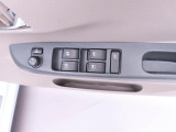 運転席側には 集中スイッチ(全ドアを操作するスイッチ) があり、運転席から乗員全員分の窓をコントロールできます。