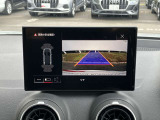 リアビューカメラ 入車経路を算出し、ガイドラインと補助線をディスプレイに表示します。同時にバンパーに内蔵のセンサーが障害物を感知し音で注意を促します。後方の死角も安心していただけます。