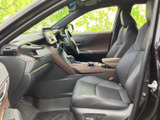 前席からはフロントまわりを見渡しやすく、運転席と助手席それぞれにゆったり座れる印象です。シートや足元もすっきりまとまり、落ち着いた色合いの室内で快適にお過ごしいただけます。