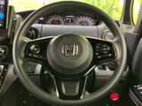 手元のスイッチ類で各種機能にアクセスでき、運転姿勢を大きく変えずに操作しやすい設計です。握りやすい形状で、毎日の運転を快適にサポートします。