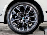【BMWアロイホイル】軽量かつ強度に拘ったアロイホイル。走行性能ポテンシャルを引き出す設計。車の足元を引き締めてくれる大きなポイントはアロイホイルです。