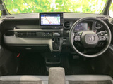 前席からは広いフロントガラス越しに前方を見渡しやすく、運転席まわりもすっきりした印象です。座席はゆったりと配置され、毎日の移動を落ち着いて過ごせます。