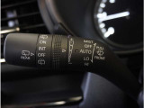 【オートワイパー機能】レバーをAUTOの位置にしているとき、レインセンサーが雨を感知すると、雨量に応じて、ワイパーが自動で作動します。