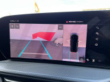 ●360度カメラ『車両の4つのカメラから得た映像を合成し、上空から眺めているような映像をモニターに映し出します。車両周辺の歩行者や障害物などの発見に役立ちます。』