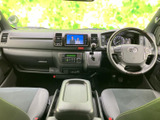 運転席まわりはメーターや画面が見渡しやすく、必要な情報を確認しやすい配置です。前席からの視界も広く、助手席との間には収納スペースがあり、日々の移動を快適に支えます。