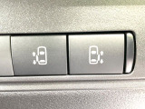 【ハンズフリー機能付き両側パワースライドドア】スライドドアの下に足先を入れてすぐ引くと、自動的にスライドドアが開閉します!荷物で両手がふさがった状態でも、ドアの開閉ができてとっても便利!