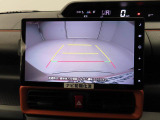 後退時に車両の後ろ側をモニター画面に表示します。車庫入れなどでバックする際に後方確認ができて便利です。車庫入れが苦手な人もこれで安心。